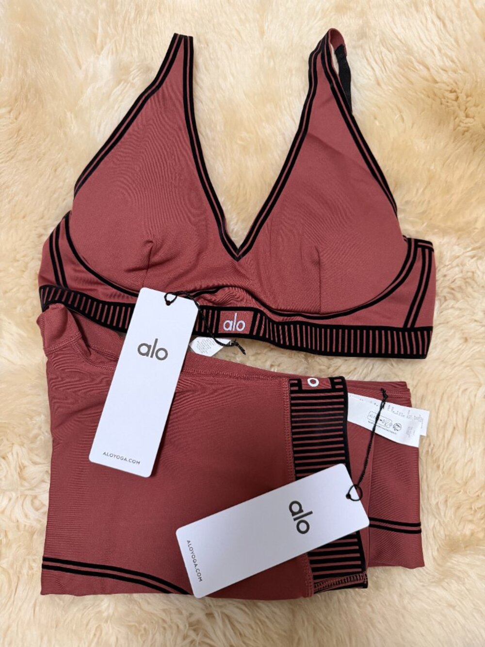 NWT Alo Yoga Airlift Line Up Bra & 7/8 Legging Set Black S 🎒✨ BTS - Picture 2 of 6